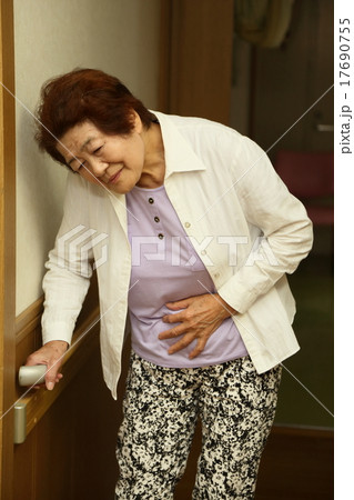 老人　ネガティブ　暗い　イメージ　 17690755