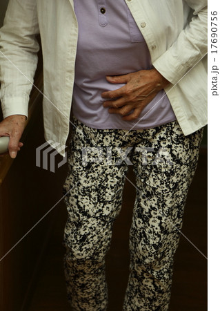 老人　ネガティブ　暗い　イメージ　 17690756