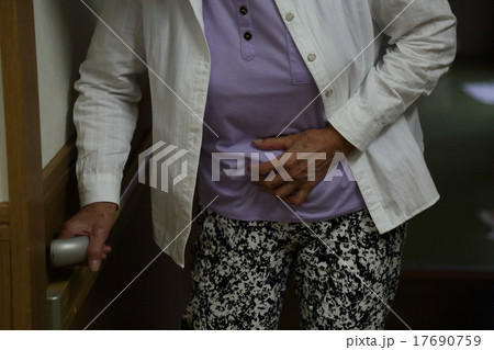 老人　ネガティブ　暗い　イメージ　 17690759