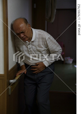 老人　ネガティブ　暗い　イメージ　 17690762