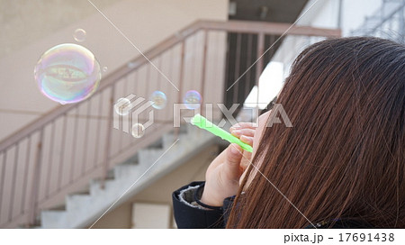 女の子としゃぼん玉 17691438