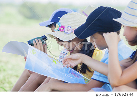 地図を持つ小学生 17692344