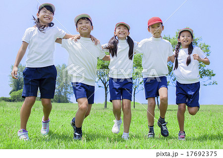 体操服を着た小学生の写真素材