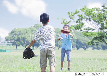 野球をする小学生 17692427