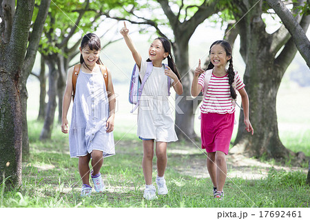 登下校中の小学生の写真素材