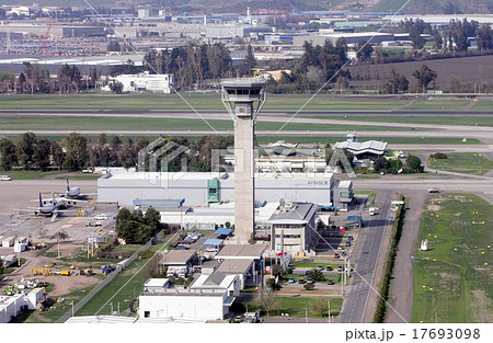 南米チリの首都サンチアゴ国際空港の管制塔と飛行場風景の空撮の写真素材