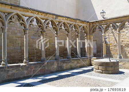 Waterwell in Olite castle Waterwell in Olite castle 17693619