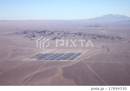 南米チリ北部、アンデス山麓の町カラマ近郊の砂漠地帯に建設された太陽光発電施設のソーラーパネル 17694530