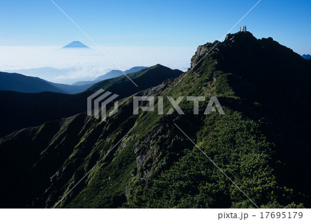 塩見岳山頂と富士山 塩見岳山頂と富士山 17695179