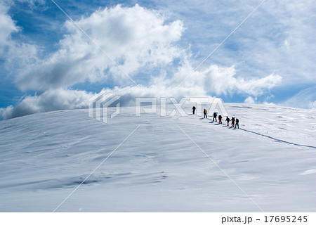 雪上を行く登山者たち 雪上を行く登山者たち 17695245