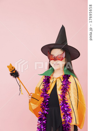 ハロウィンの仮装をした女の子 17695658