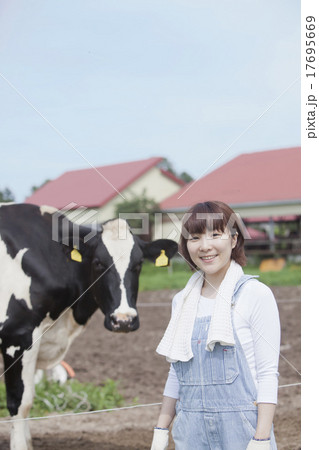 牧場で働く女性 17695669