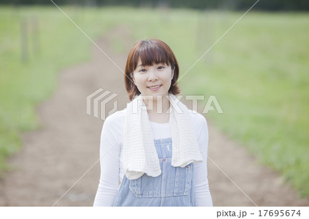 牧場で働く女性 牧場で働く女性 17695674