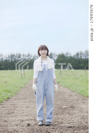 牧場で働く女性 17695676