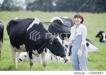 牧場で働く女性 17695687
