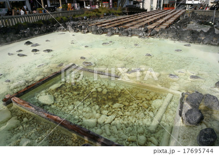湯の花を集める湯畑 17695744