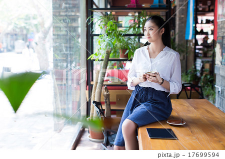 beautiful female using digital tablet in cafe 17699594