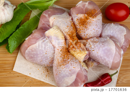 Raw chicken legs 17701636