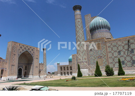 青空のサマルカンドブのレギスタン広場　ウズベキスタン 17707119