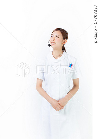 白衣の女性オペレータ　目線外し 17707327