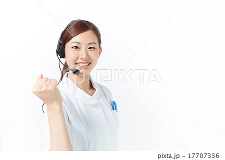 片手でガッツポーズする白衣の女性 17707356