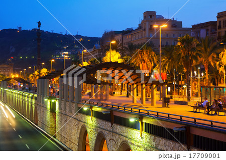 night view of Columbus statue and embankment in Barcelona 17709001