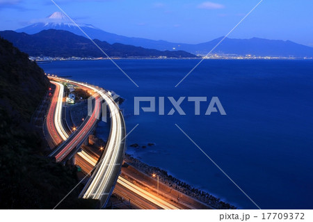 薩埵峠からの光のラインと富士山 17709372