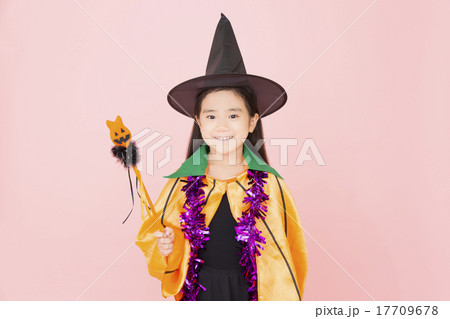 ハロウィンの仮装をした女の子 ハロウィンの仮装をした女の子 17709678