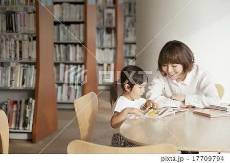 図書館で絵本を読む親子 17709794
