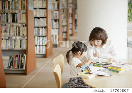 図書館で絵本を読む親子 17709807