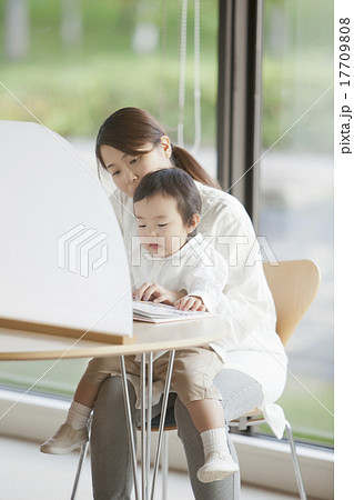 図書館で絵本を読む親子 図書館で絵本を読む親子 17709808