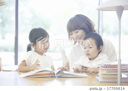 図書館で絵本を読む親子 17709814