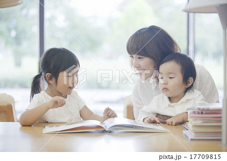 図書館で絵本を読む親子 17709815