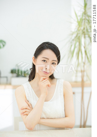 考える若い女性 考える若い女性 17711588