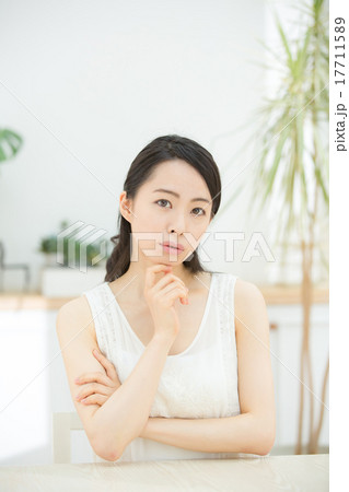 考える若い女性 考える若い女性 17711589