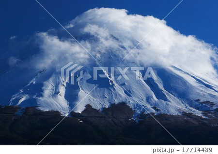 ヴェールの笠雲を被った冬富士 17714489