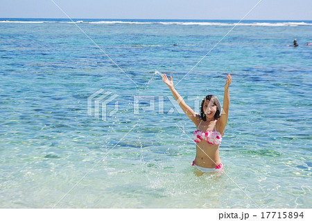 海と女性と水しぶきの写真素材