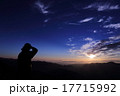 日の出を待つ人 17715992