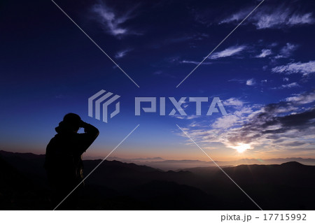 日の出を待つ人 日の出を待つ人 17715992