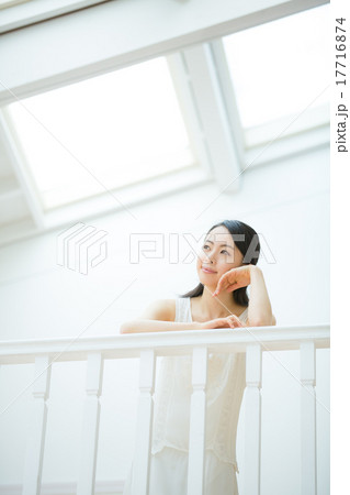 若い女性 若い女性 17716874