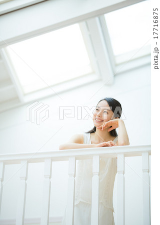 若い女性 17716875