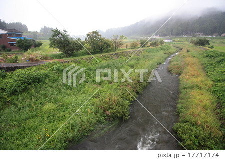 富山県　霧雨に煙る白岩川 17717174