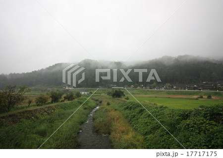 富山県　霧雨に煙る白岩川 17717175