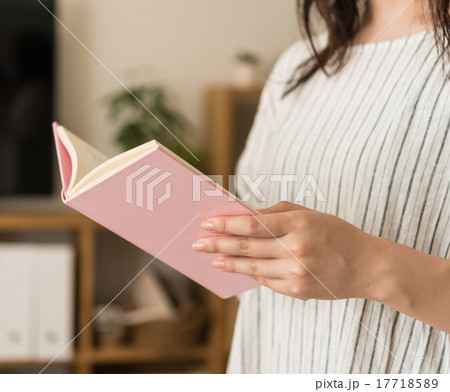 本と女性 本と女性 17718589