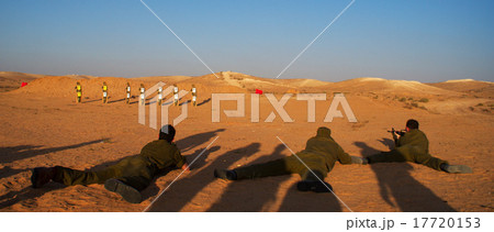 Israeli soldiers excersice in a desert Israeli soldiers excersice in a desert 17720153