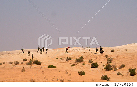 Israeli soldiers excersice in a desert Israeli soldiers excersice in a desert 17720154