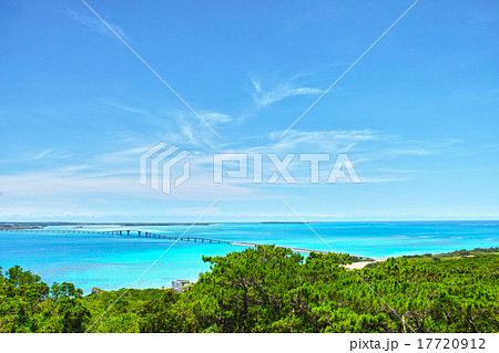 伊良部大橋とエメラルドグリーンの海 伊良部大橋とエメラルドグリーンの海 17720912