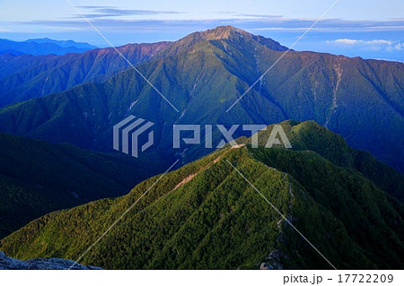 甲斐駒ヶ岳から夜明けの仙丈ヶ岳 17722209
