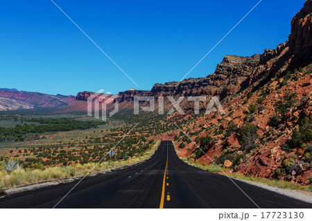 Road in prairie 17723130