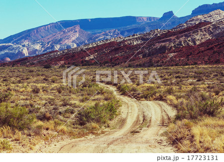 Road in prairie 17723131